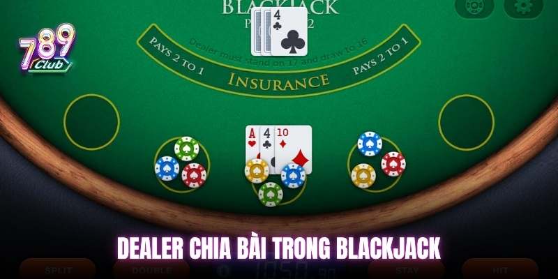 Dealer chia bài trong luật chơi blackjack